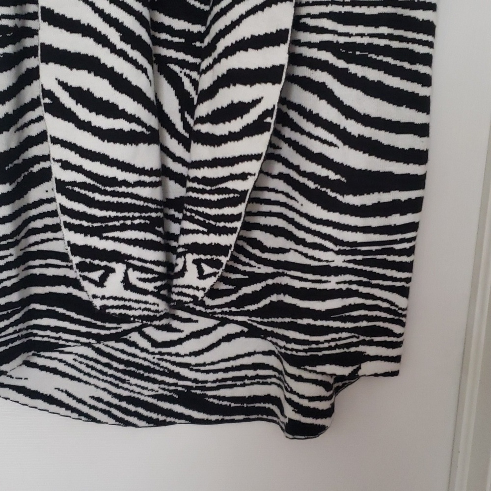 Cupio Sleeveless Cardigan - Picture 2 of 6